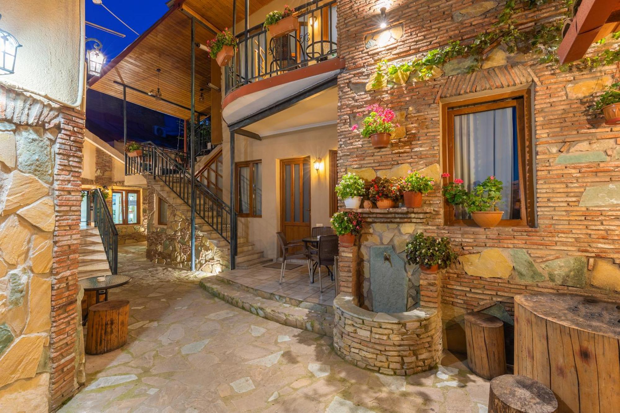 Apartments With Wine Cellar In Old Tbilisi Exteriör bild