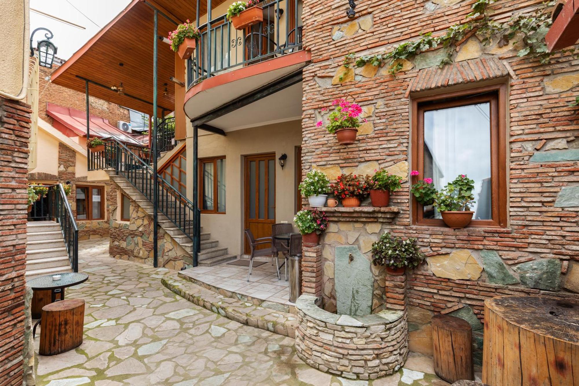 Apartments With Wine Cellar In Old Tbilisi Exteriör bild